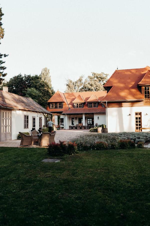 Hotel Botanica Danszentmiklos Exterior foto